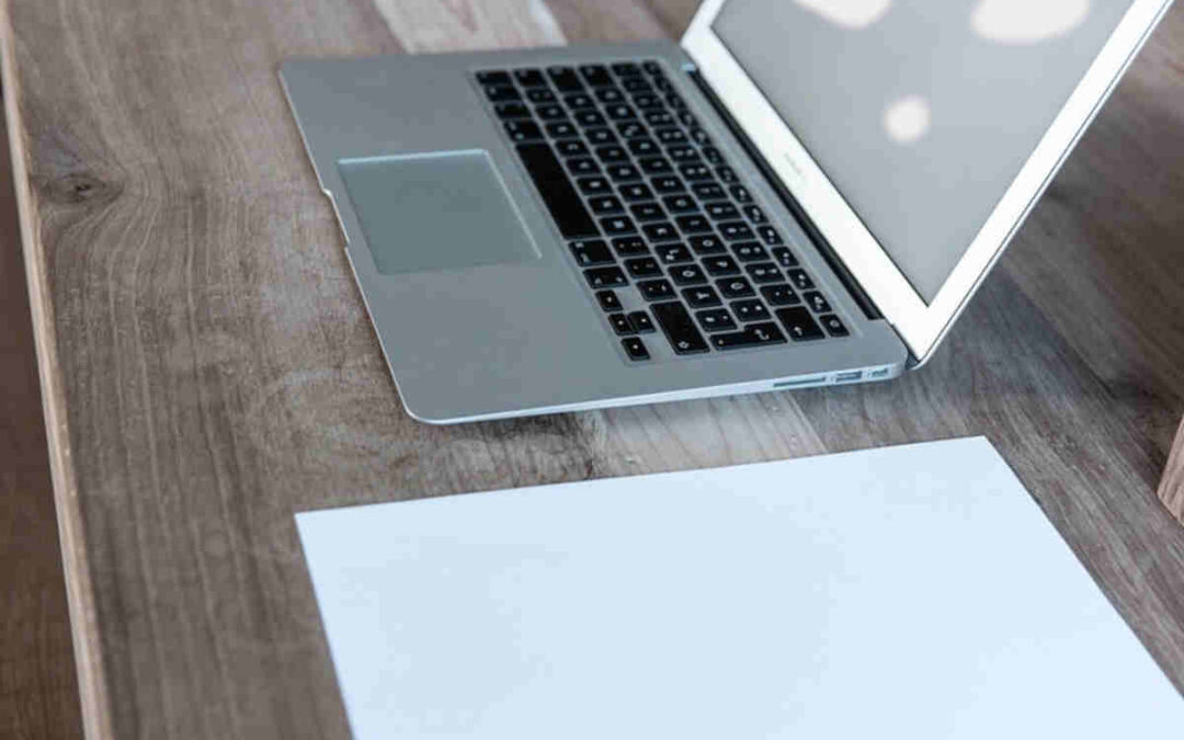 Na laptopie pojawiły się jasne plamy na ekranie – co to oznacza i jak sobie z tym poradzić?