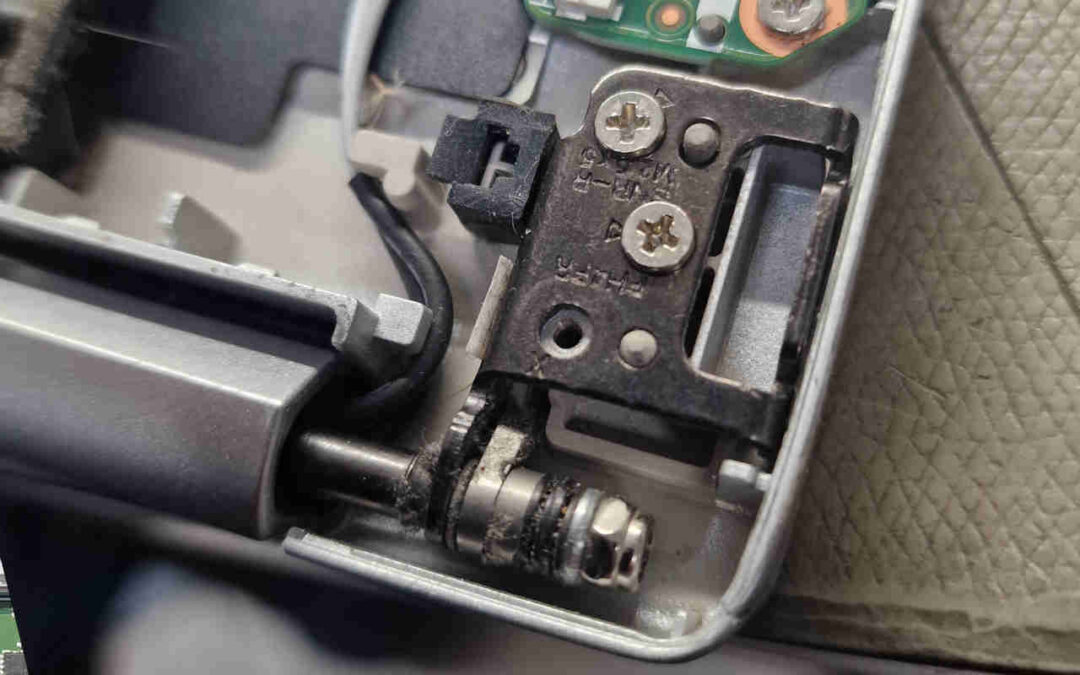 Połamane obudowy i zawiasy w laptopach – coraz częstszy problem nowszych modeli