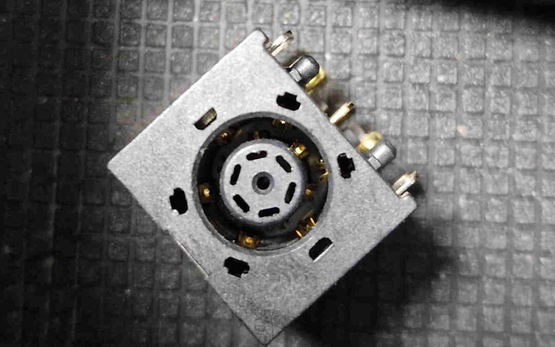 Uszkodzenia gniazda zasilania w laptopie.